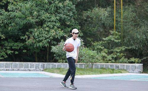 王源脸上的痘痘越发严重,从脸颊长到耳根,快本的美颜