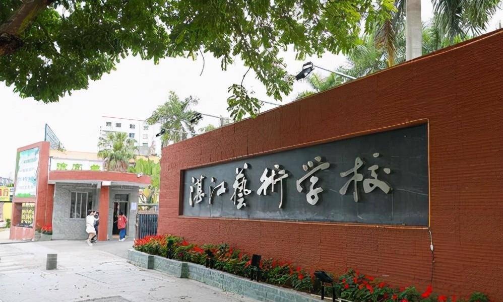 钟鑫稼:捐美国大学1000万,称中国穷跟我无关,下场破产_父母_毕业_艺术