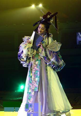 少见的07版舞台剧《红楼梦》:闫妮饰演薛宝钗,斯琴高娃饰贾母_演出