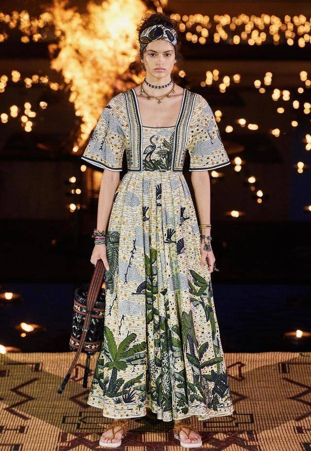 今年v领不受宠了,现在流行小方领了,时髦显瘦,潮人都_