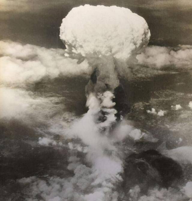 日本被原子弹轰炸后,百年不能住人,为何长崎广岛还住那么多人?