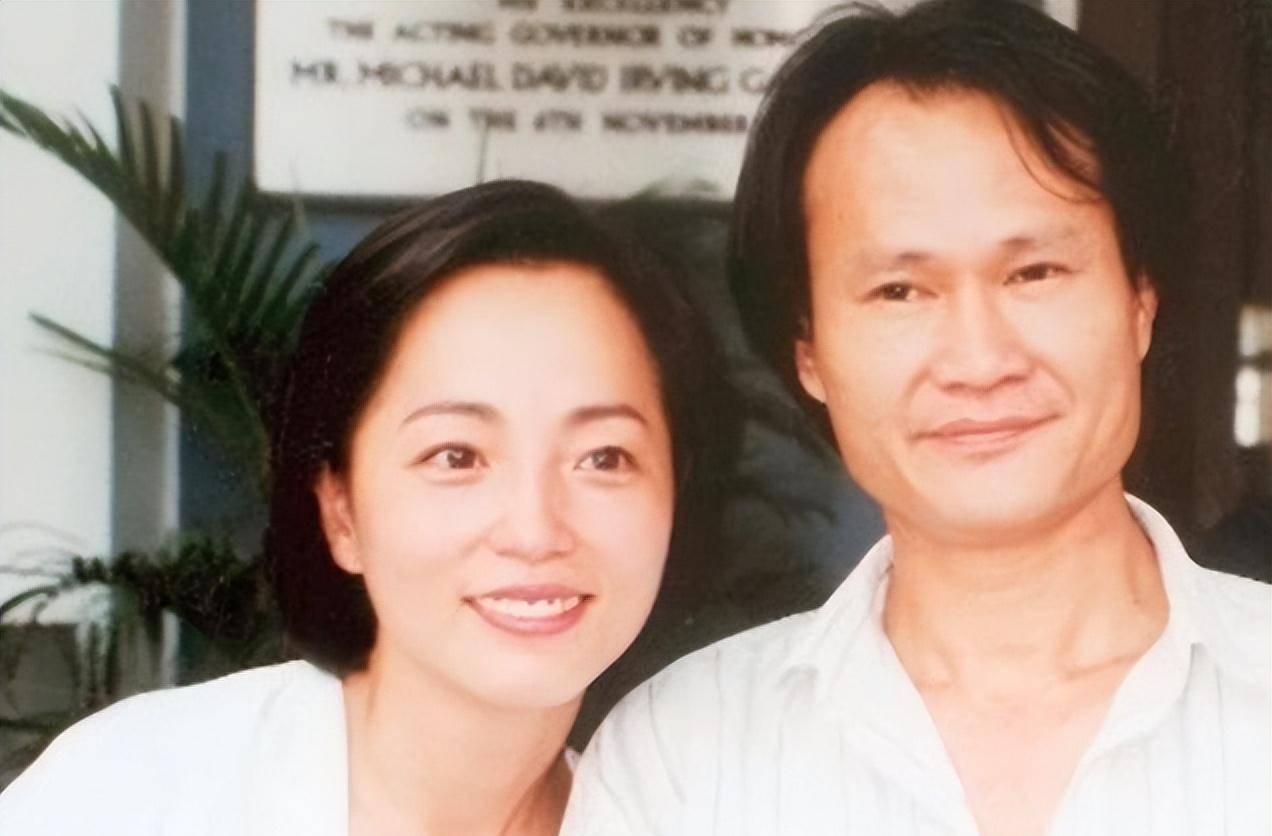 2009年,苑琼丹与黄乃扬结为夫妻,这段婚姻也经历了许多波折.