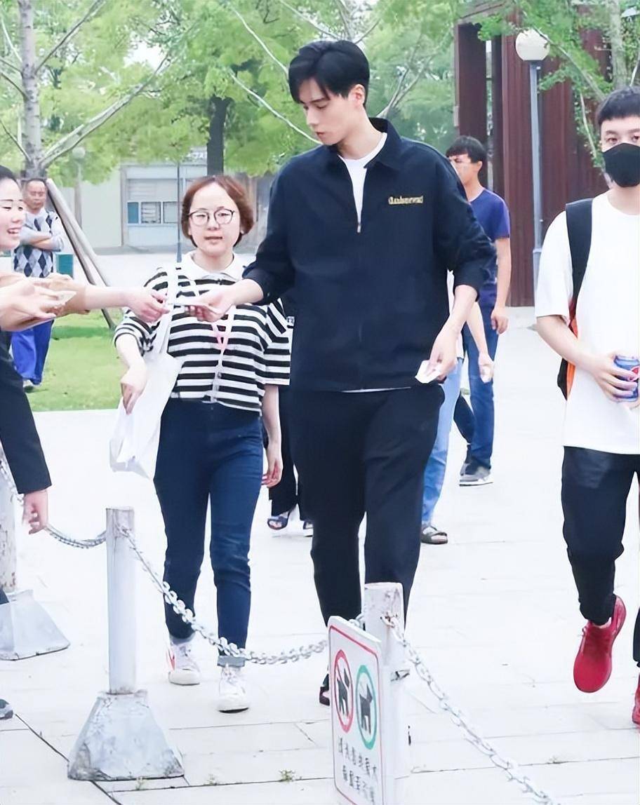 另一边,胡一天果真是人如其名:"糊"起来只用一天的时间.