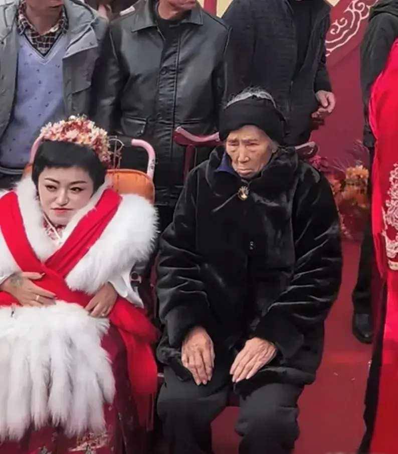 做戏做全套,被包养又要光宗耀祖的大双 ,八抬大轿