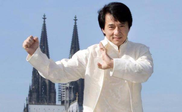 梅艳芳葬礼上成龙迟到,却被向华强要求当场下跪?如今