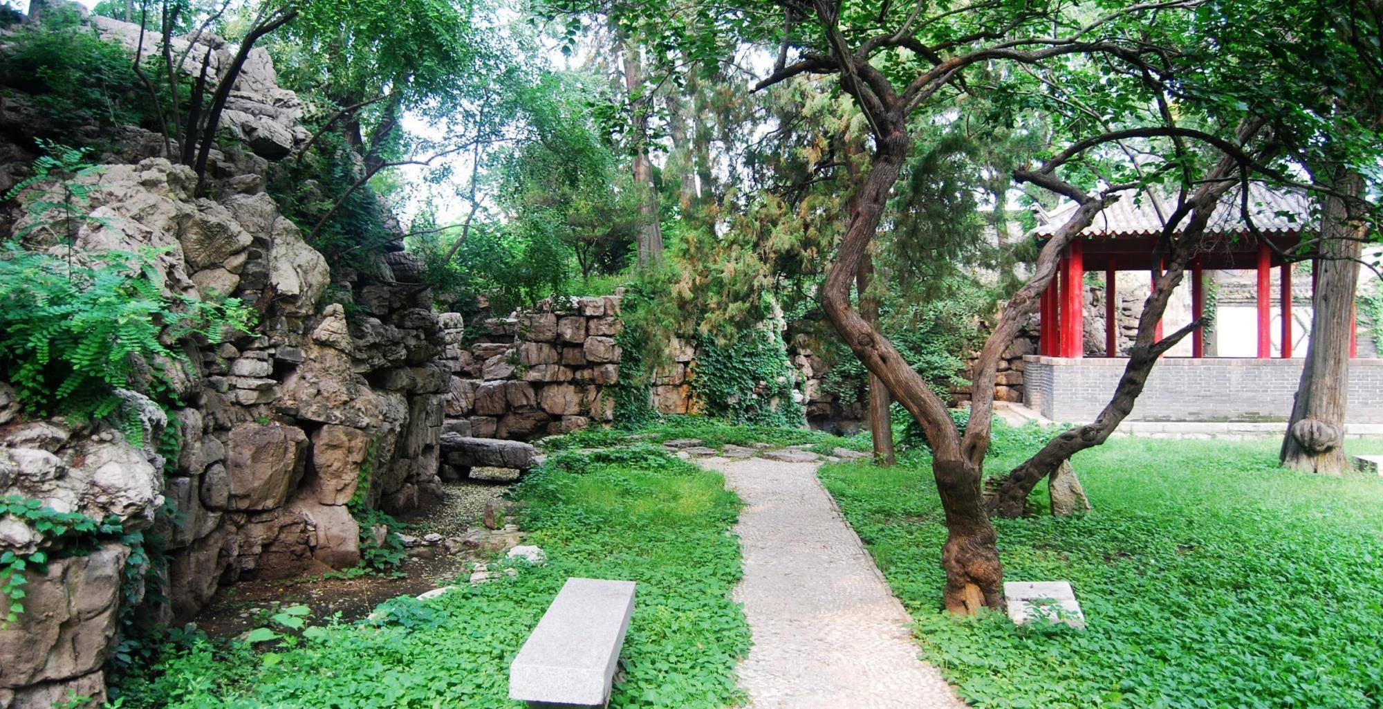 在山东青州古城里,每一条街巷都布满了明清时期的建筑,其中在偶园街