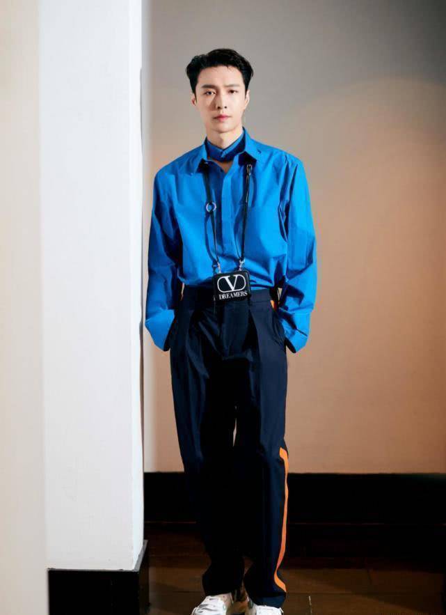 《老九门》中痴情的二月红,当红男团实力派,张艺兴颜高衣品好_西装