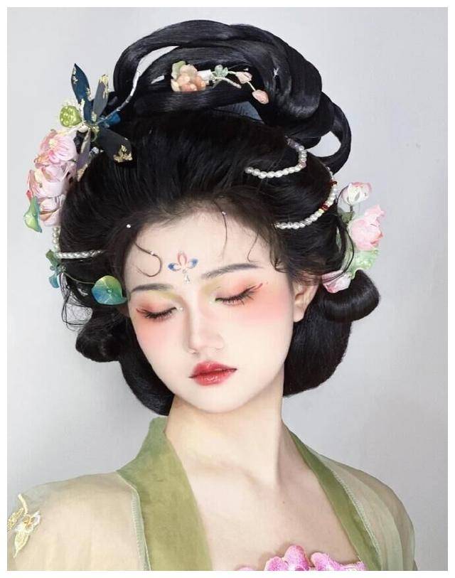 首先是发型方面,发型的改良主要体现在刘海处.