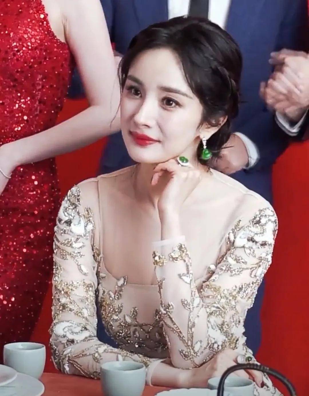 龙年春晚后台明星高清怼脸图:杨幂妩媚,唐嫣咧嘴笑,赢