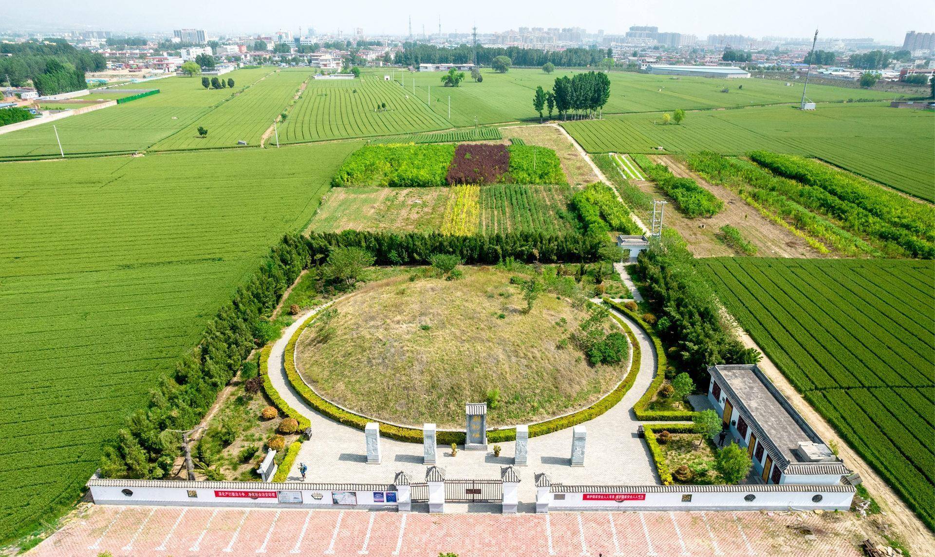 当时的荆轲冢,一是小得与普通人坟墓大小差不多,二是其跟前一二百米