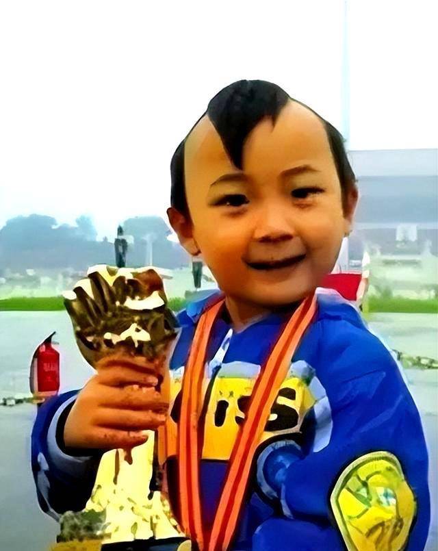 6岁登上春晚8岁去世,患病时还在继续演出_邓鸣_舞台_公众