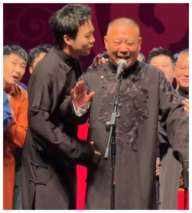 郭麒麟再次亲吻郭德纲,众人震撼大封箱,惊喜纷至沓来_演出_舞台_父亲