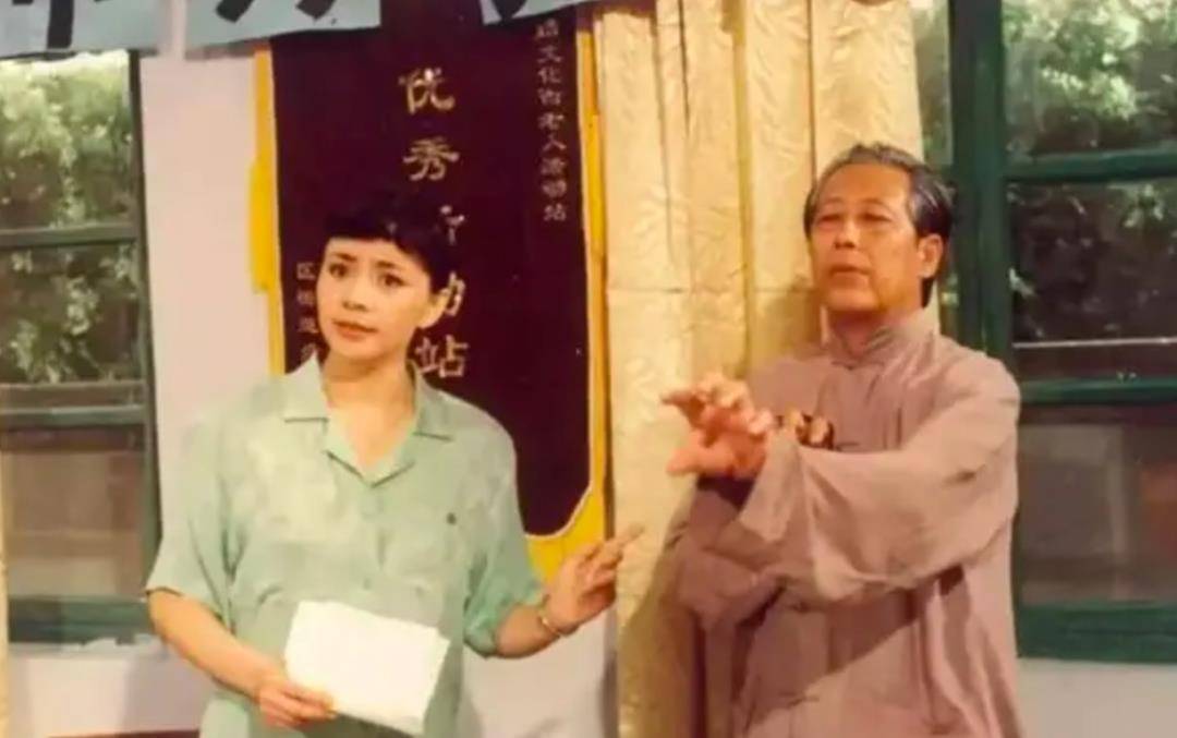 2004年,《家有儿女》筹拍时,宋丹丹已经44岁了,距离她主演国内第一部