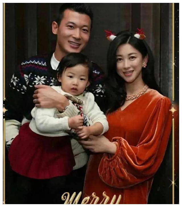 而朱珠的老公则用镜头记录下这一温馨时刻.