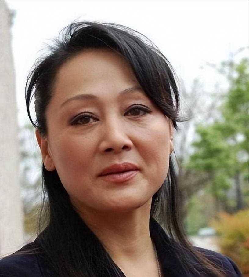 儿子智障,自己被骗,却让女儿上交10年工资,如今61岁的她还_王姬_演艺