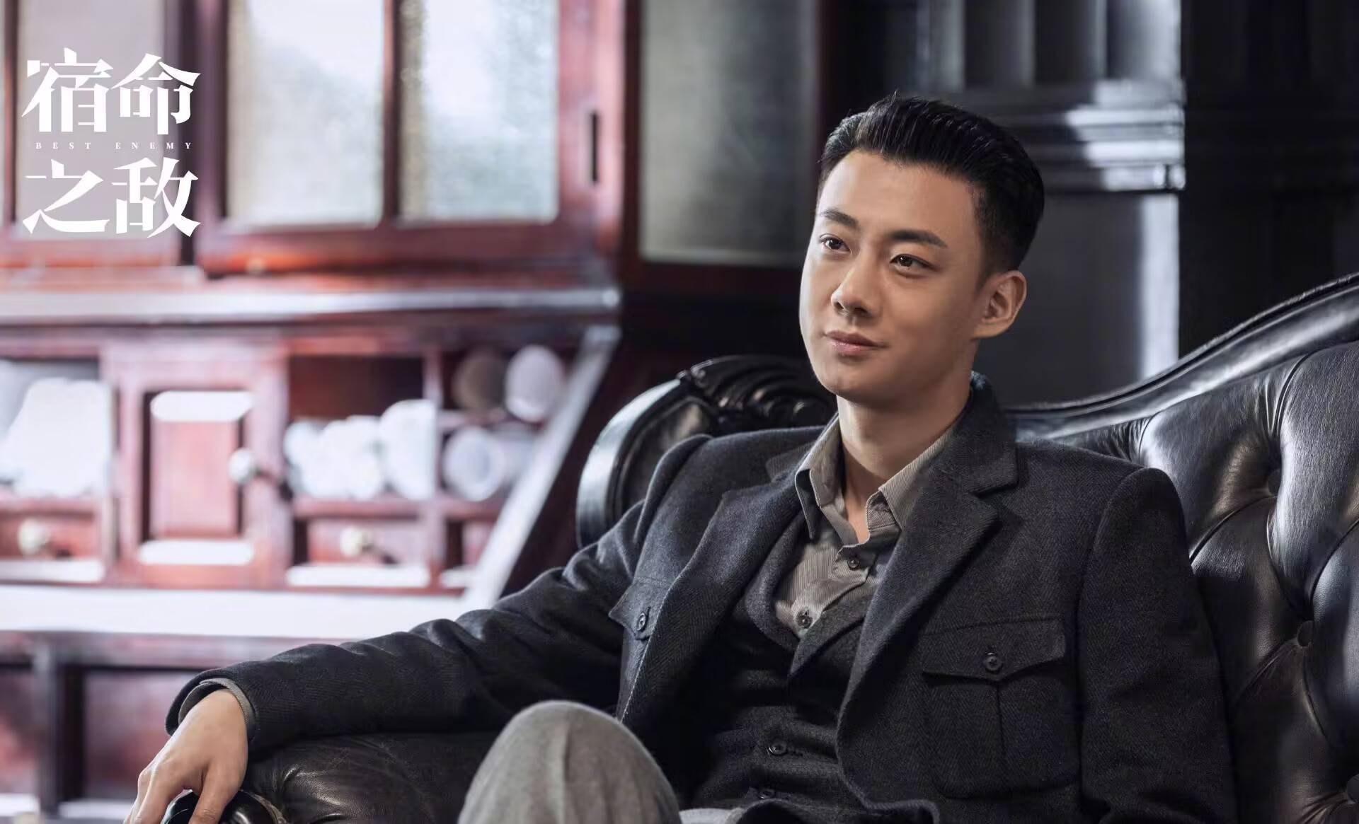 何奉天是众所周知的一位备受认可的年轻演员,隶属于于正旗下.