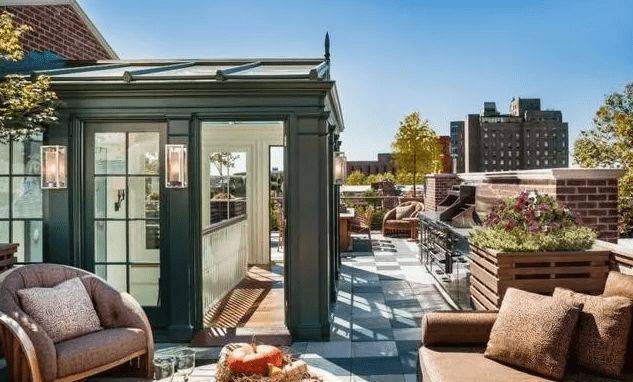 夫妻两买没人要的顶楼,装修完露台变空中花园,邻居都!