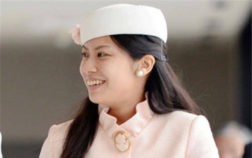 在一开始,日本严守清规戒律,在明治以前只有"净土真宗"这个宗派可以