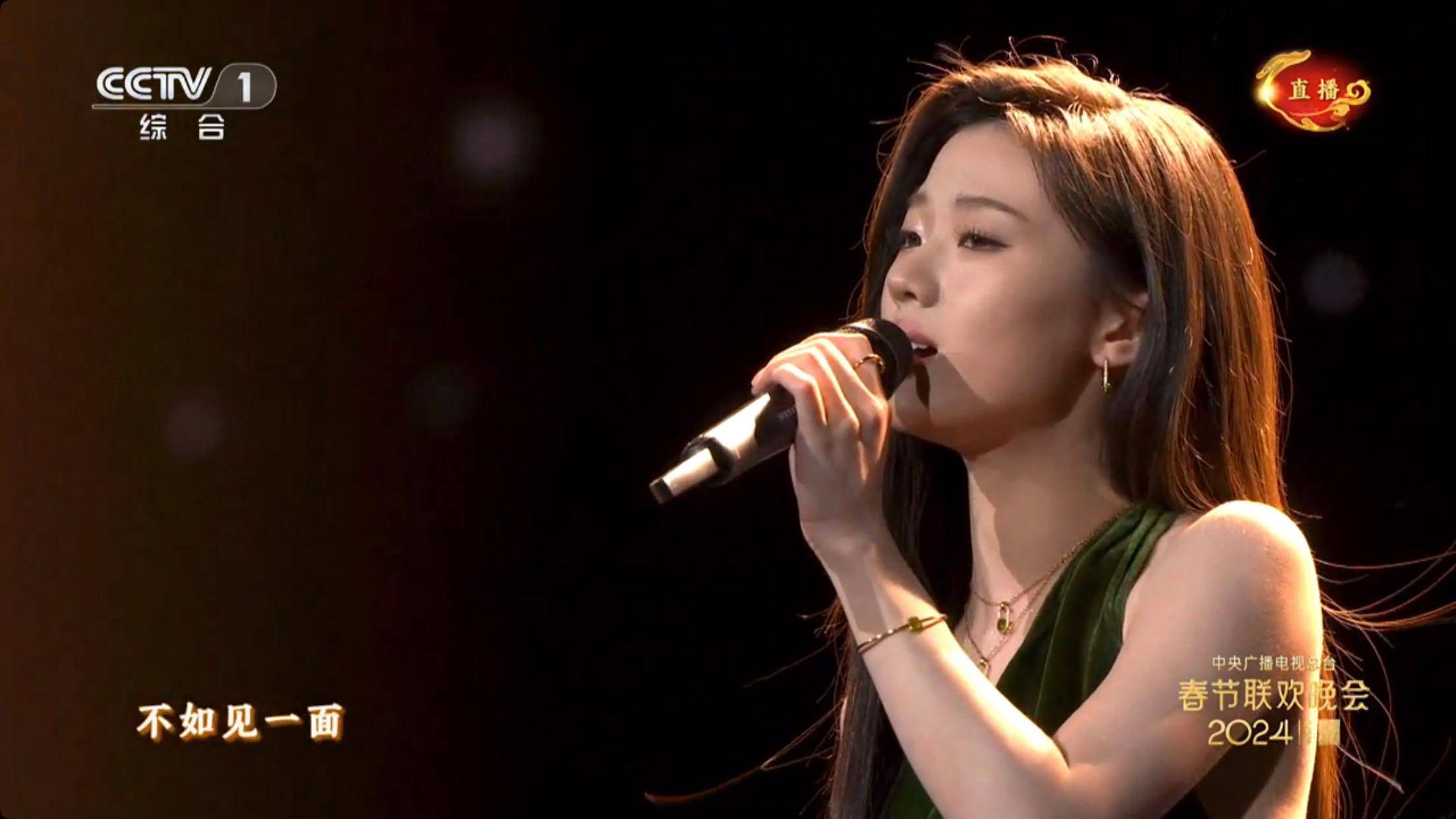 "参加春晚会加学分吗"大四学生单依纯参加春晚引起热议!