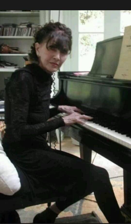 82岁的高龄,很多老人不是在医院度过就是在公园里散步,而phyllis开始