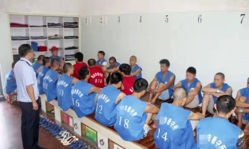 看守所里"号长"的管理才能_老朱_东西_因为