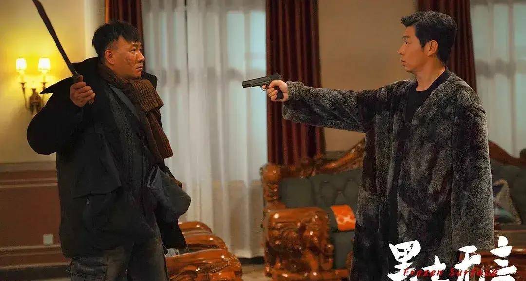 死者身份分别是红桥集团董事长严红桥,他的情人陈小明和保安赵新国.