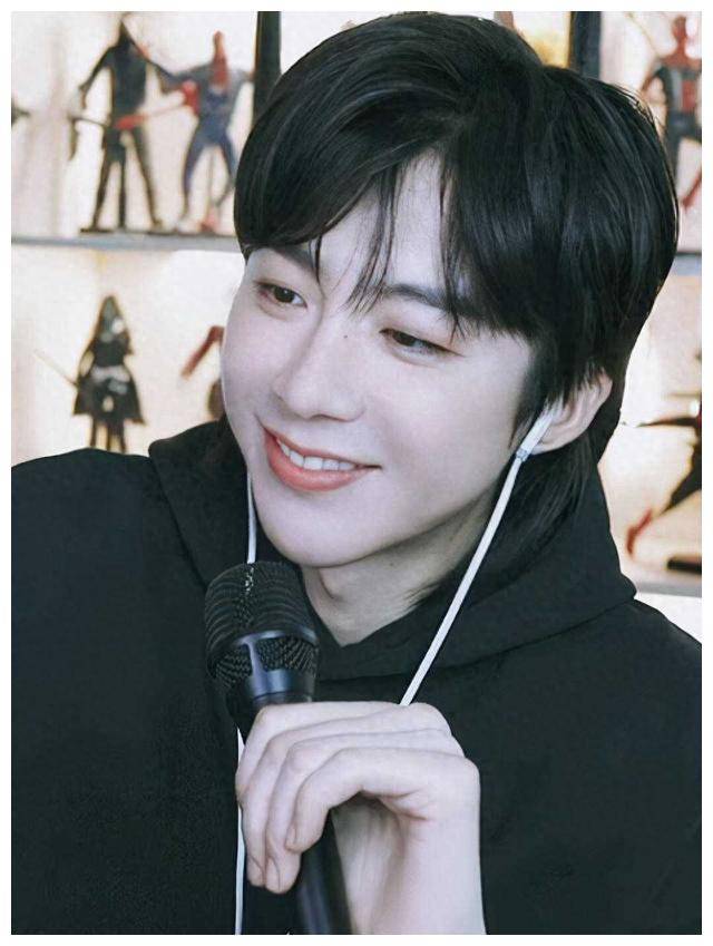 不仅丑又油,还演古装美男?_角色_丑男_剧中