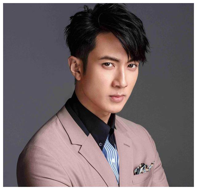 在充满聚光灯的娱乐圈,吴尊用他的言行向人们传递了积极向上的信息无