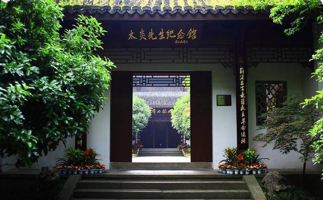 章太炎喜欢吃臭味卤品,客人投其所好,天天带臭物换他题字