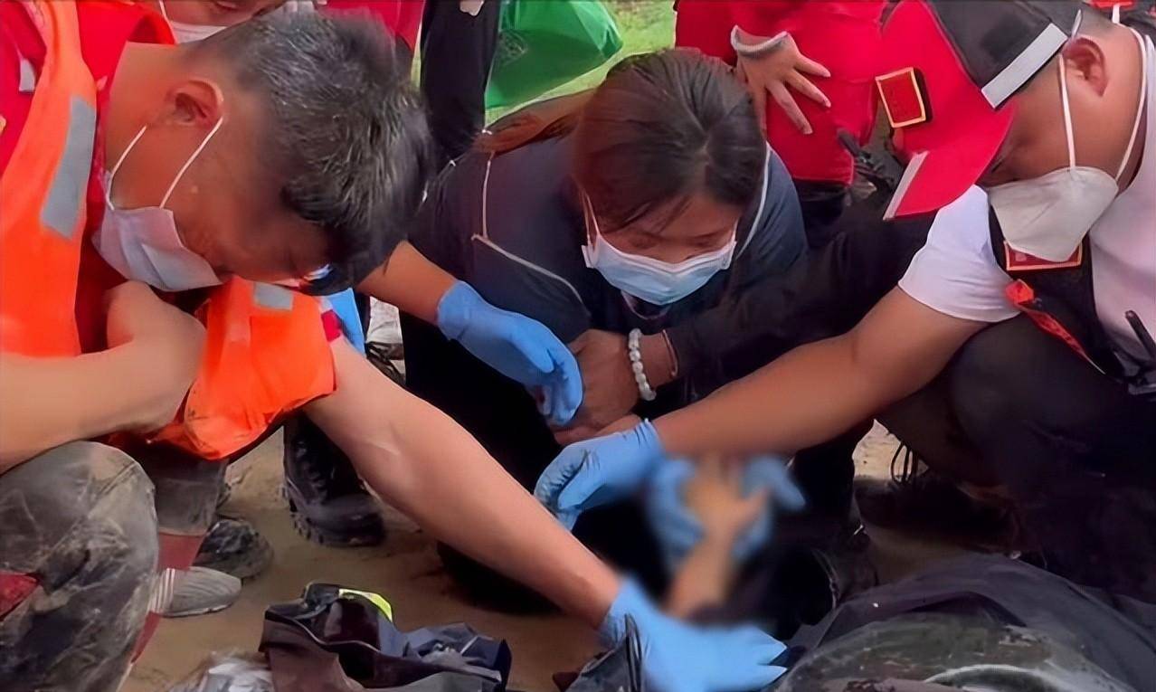 儿子落水父亲去救双双溺亡,妈妈拉着孩子的手,唱着