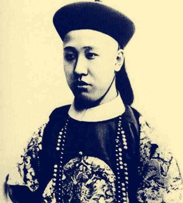 但是大家都不知道在1921年,末代皇帝溥仪的父亲载沣,清朝的摄政王,新