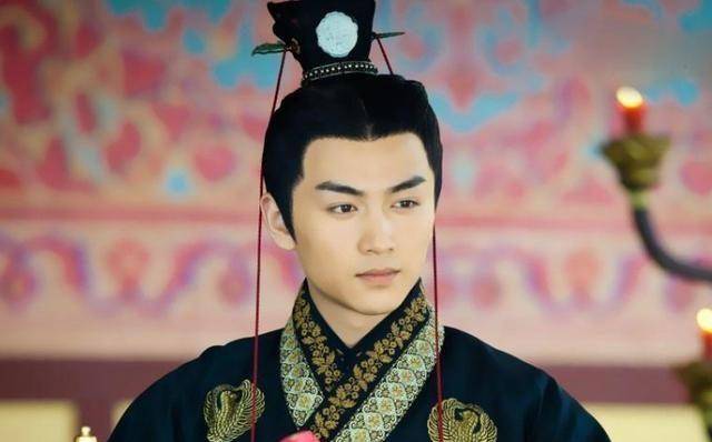 此人年少装傻,青年英明神武创立国家,晚年为何变得?__