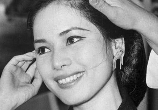 19岁邂逅爱,22岁嫁总统,晚年拍裸照写真,为尽兴而活_苏加诺_印尼_黛薇