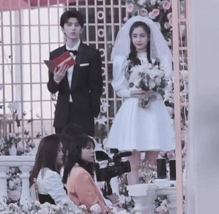 《奔跑吧》路透再曝光,杨颖身穿婚纱手拿捧花,看到蔡徐坤爱了_节目