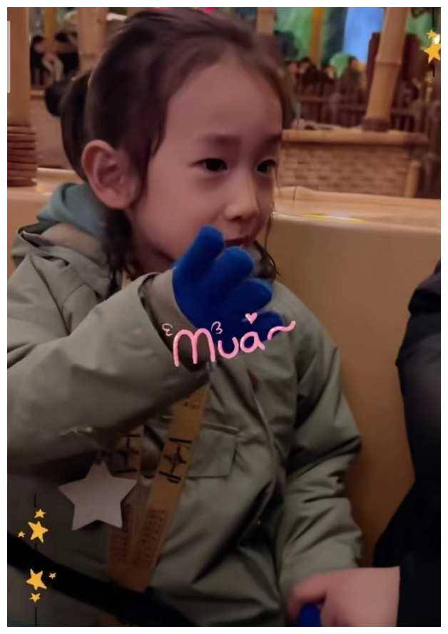 应采儿带着身高超过妈妈肩膀的jasper,带着hoho扎马,!