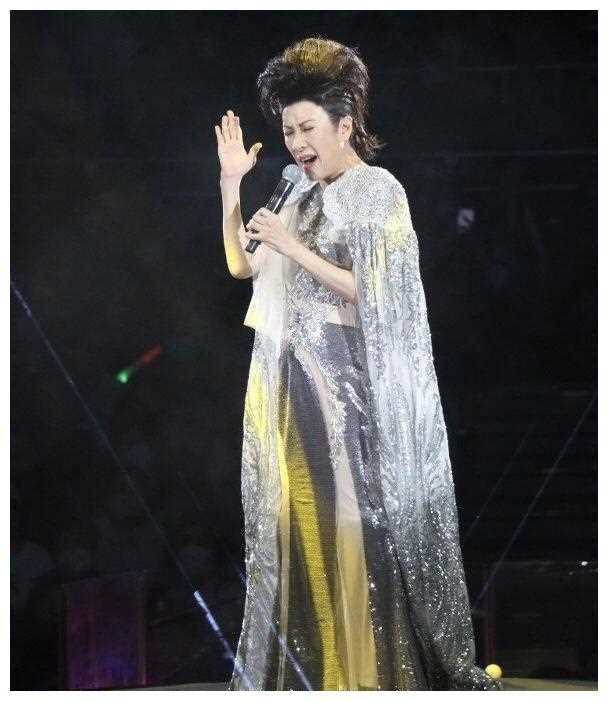 吕珊的演唱会吸引了大批粉丝前来观看,而陈山聪的惊喜表演更是点燃了