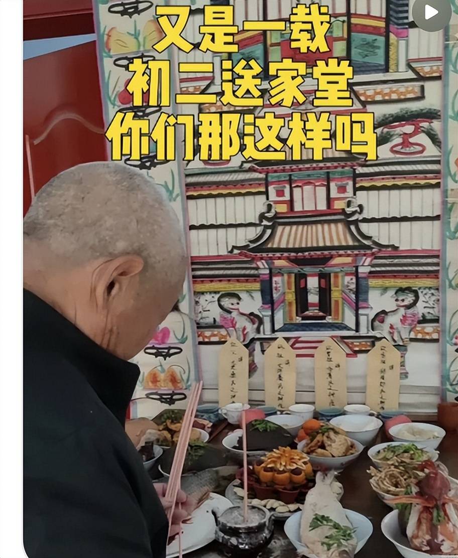 供奉上祭品,点上香烛供奉,寓意让老祖宗们回家过年,享受后辈的祭祀