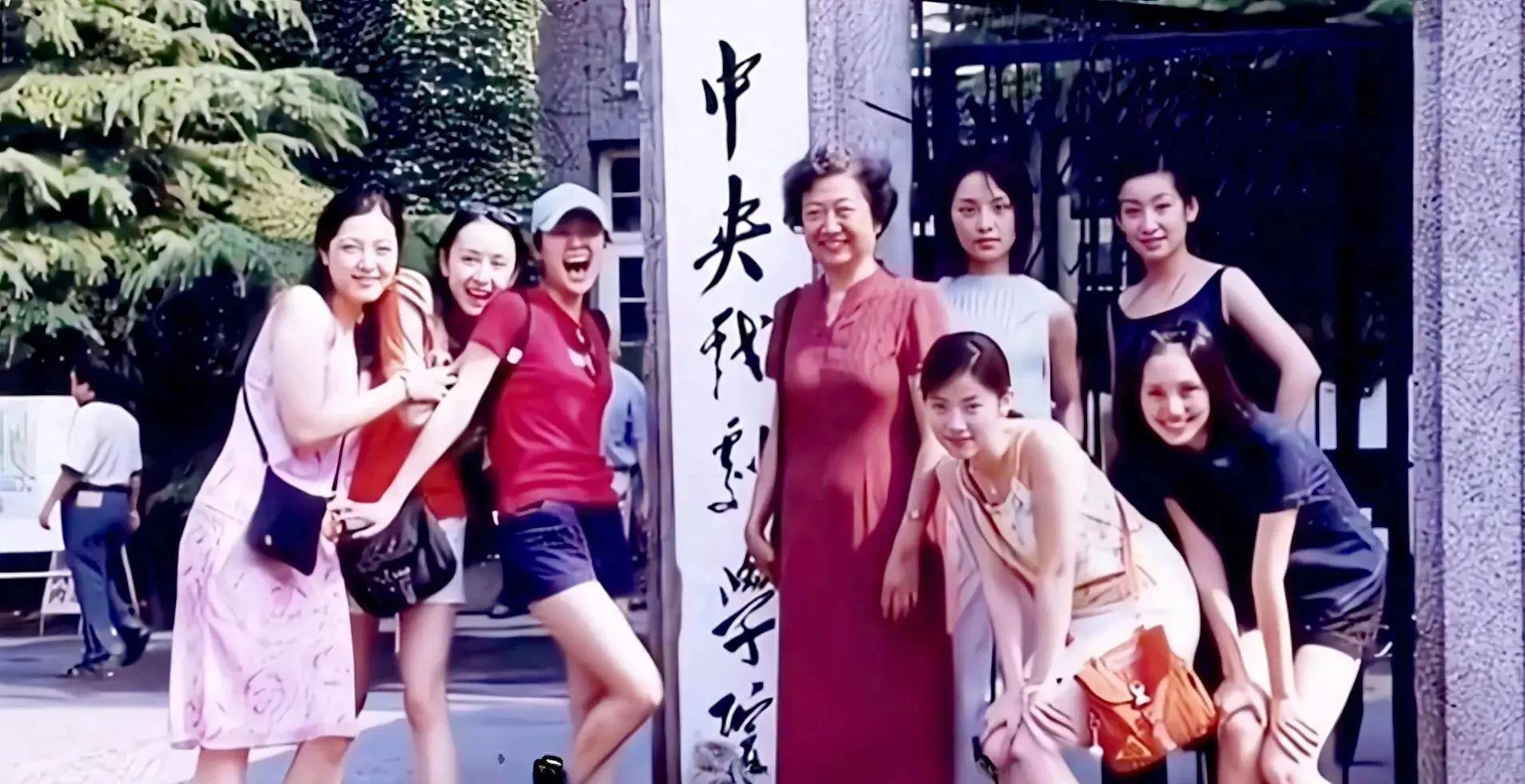 中戏96级表演班七朵金花,章子怡惊艳,秦海璐被嘲讽为"最丑影后"