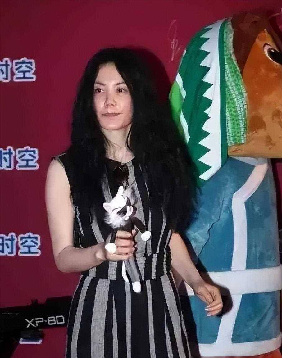 她的感情生活同样充满了戏剧性和波折.