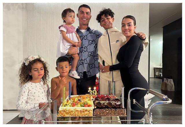 c罗39岁生日,与1岁女儿亲密照曝光,长子比乔治娜身高引网友热议_照片