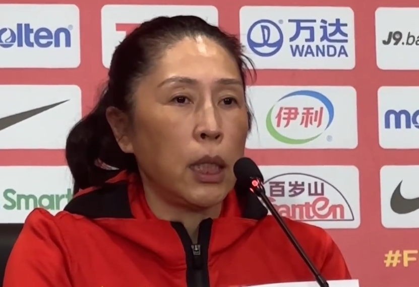 女篮50-82不敌法国队. 郑伟和黄思静在赛后采访中说了些什么?