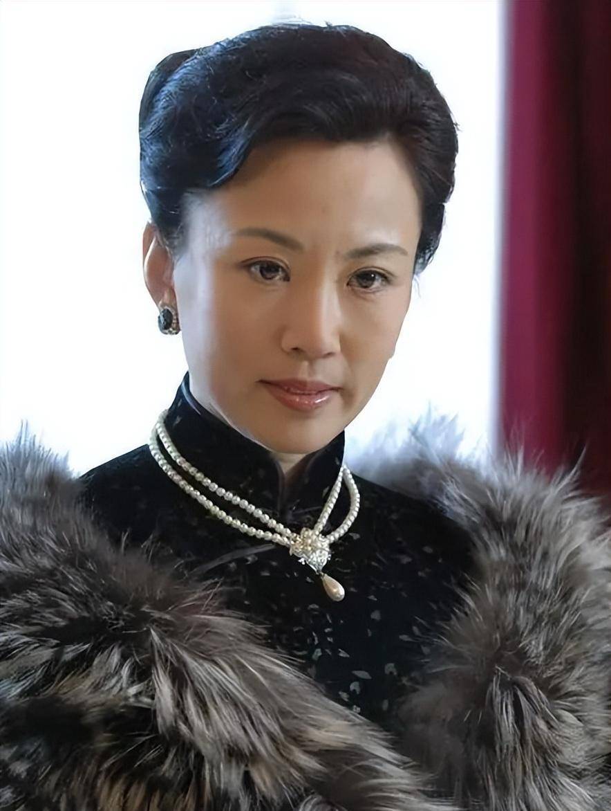 演员马丽:低调演戏33年,嫁圈外丈夫生一子,57岁风韵