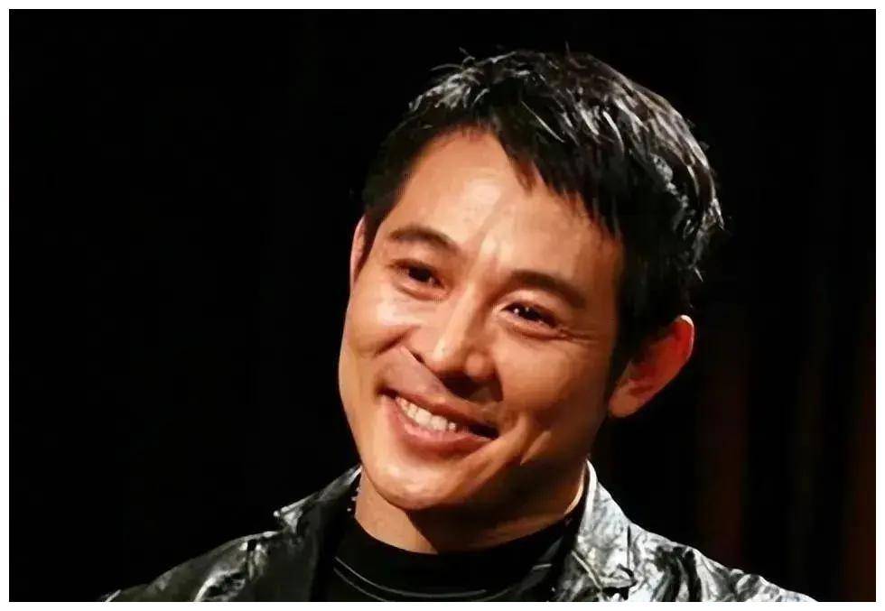 61岁李连杰正面照曝光,身材暴瘦容貌大变,已安排家人遗产_生活_网友