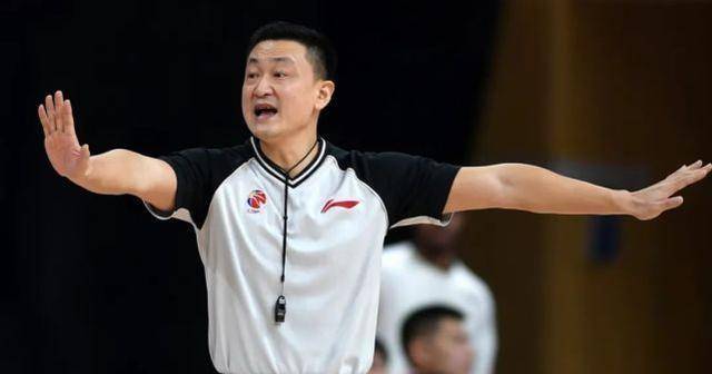 虽然郑军不再执法cba联赛,但是这样的裁判却长期担任技术代表,长期