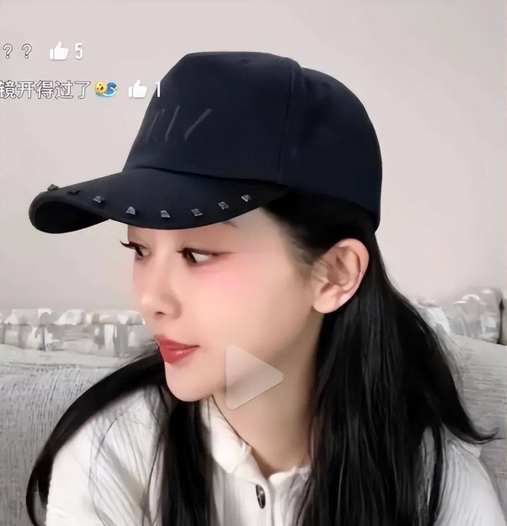 杨紫直播变锥子脸,眼皮宽吓人,嘴唇厚突出,哭戏像悲伤蛙惹争议_观众