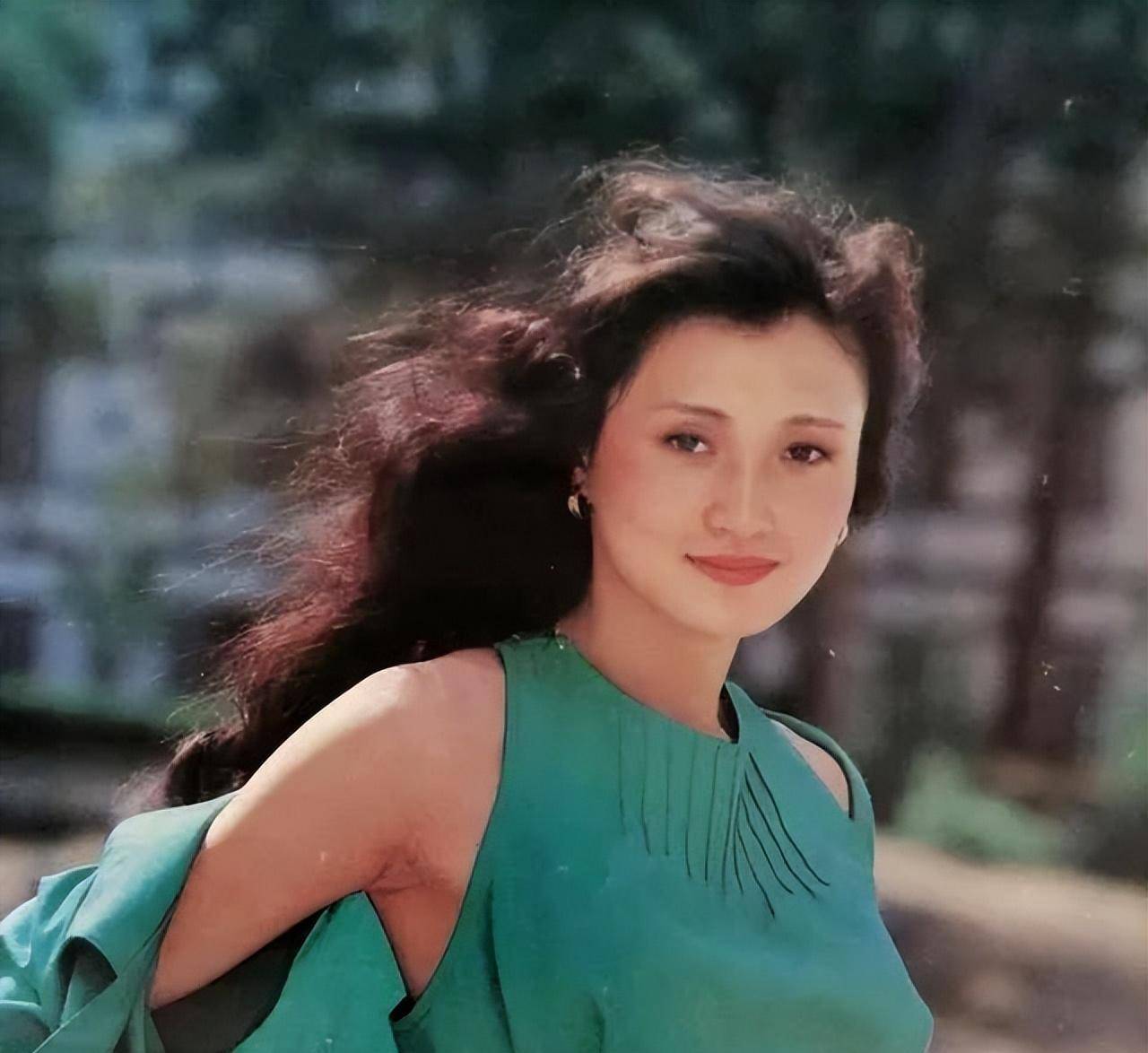 林芳兵:22岁嫁初恋李凌,当红时为爱息影,如今她还好吗