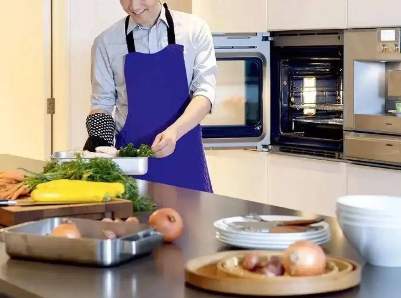 签约央视,主持《天天饮食》,还接连写了两本美食畅销书.