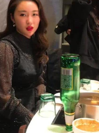 女孩秀"绝活"意外走红,单手捏酒瓶臂力惊人,网友:酒场