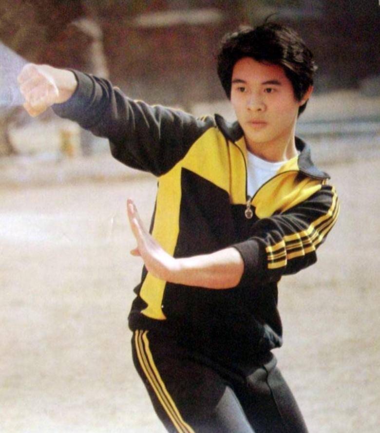 李连杰给大哥百万年薪,二哥穷苦一生却拒绝帮助,这是?