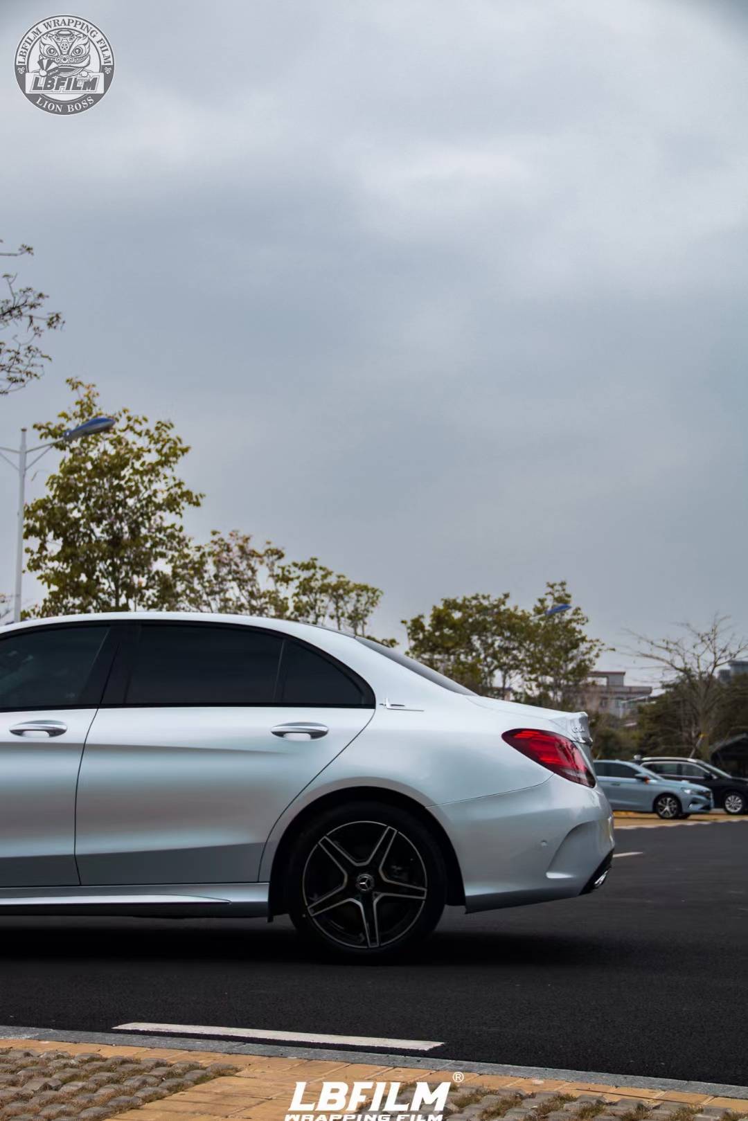 奔驰c级lb改色膜镭射白,白色中混合了蓝粉色_搜狐汽车_搜狐网